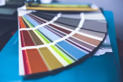 Aufgefächerte Farbpalette auf blauem Papier